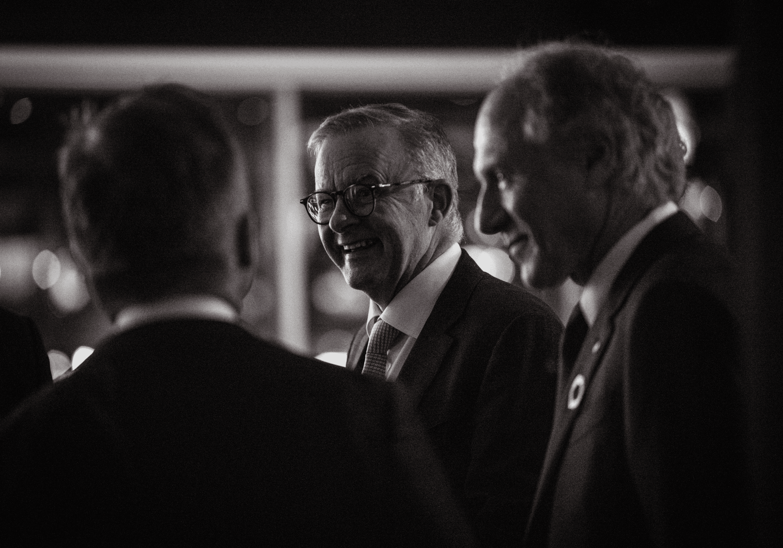 Prime Minister Anthony Albanese in discussion with international delegates including former Chief Scientist of Australia, Dr Alan Finkel at the Sydney Energy Forum 2022.
